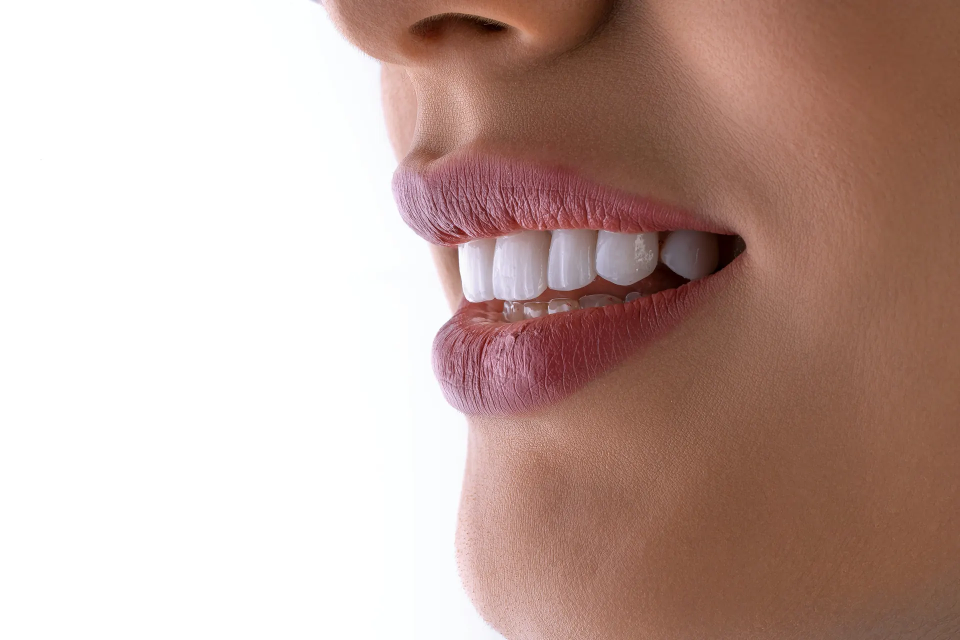 Doğal görünümlü implant dişler